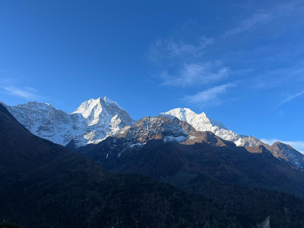 Trekkers facing the Everest range