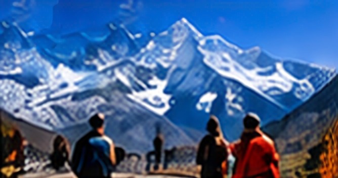Trekkers facing the Everest range